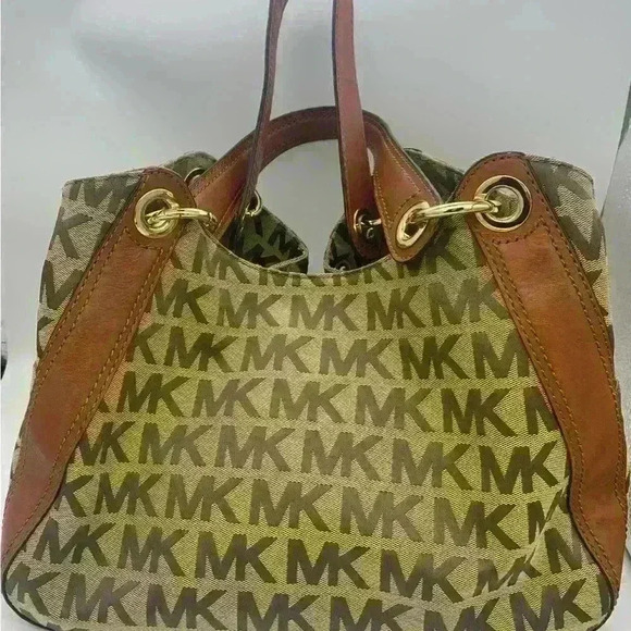 Michael Kors Authentic Monogrammed Bag. Tan Color - Picture 2 of 11